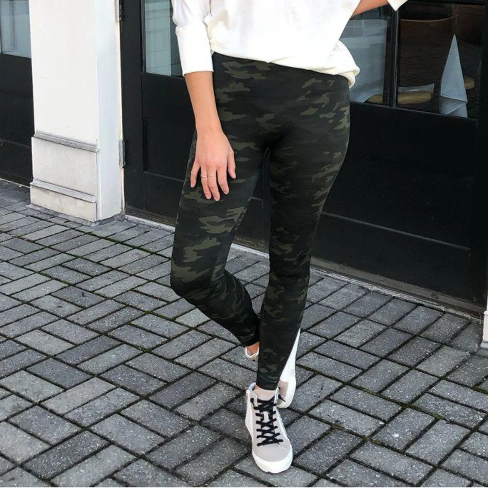 New SPANX Look At Me Now Seamless Legging in Green Camo - Picture 7 of 12